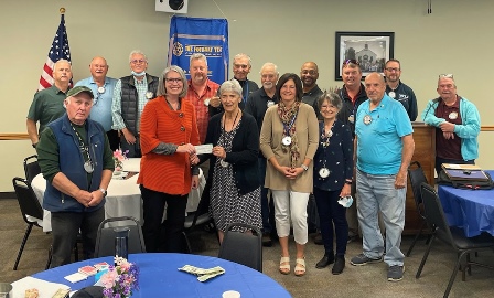 Jeanne Ruecker presents check to Cyndy Knight